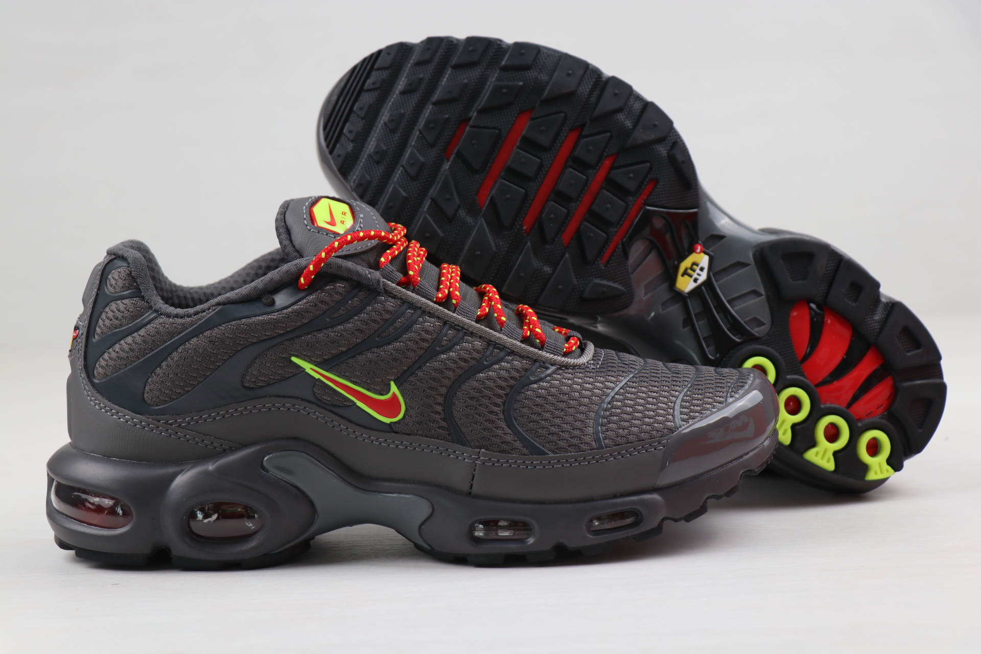 Men Nike Air Max PLUS Carbon Black Red Fluorscent